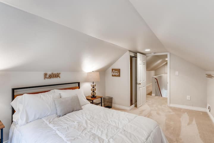 Chumba cha kulala cha roshani cha kupendeza ni sehemu yenye starehe na ya kipekee. Eneo hili lina kitanda kizuri chenye ukubwa maradufu na mapambo mazuri ambayo yanaunda mazingira ya kuvutia. Kukiwa na mwangaza mwingi wa asili,  ni mahali pazuri pa kupumzika.