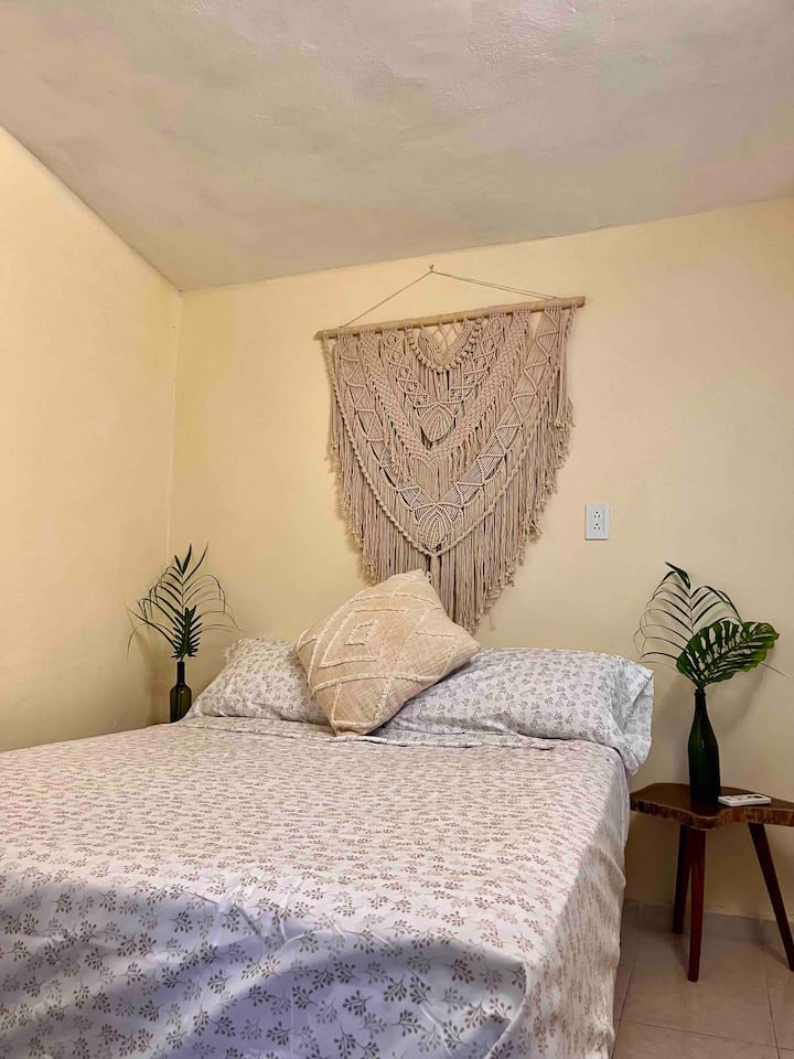 Habitación secondary with a queen bed and a lovely closet that are more than 80 years old ¡Descúbrelo!