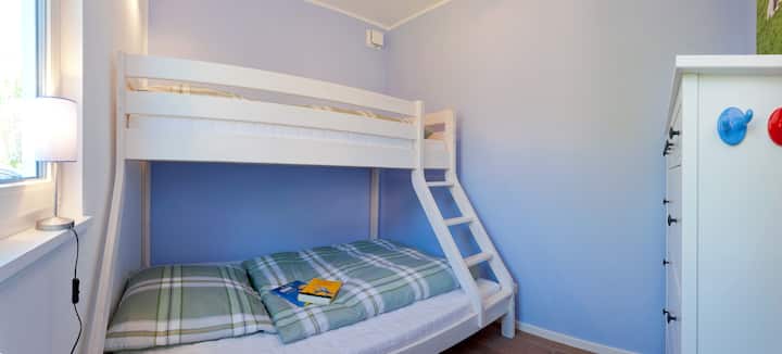 Chumba cha watoto sakafu ya chini na ngazi nzuri ya kuteremka