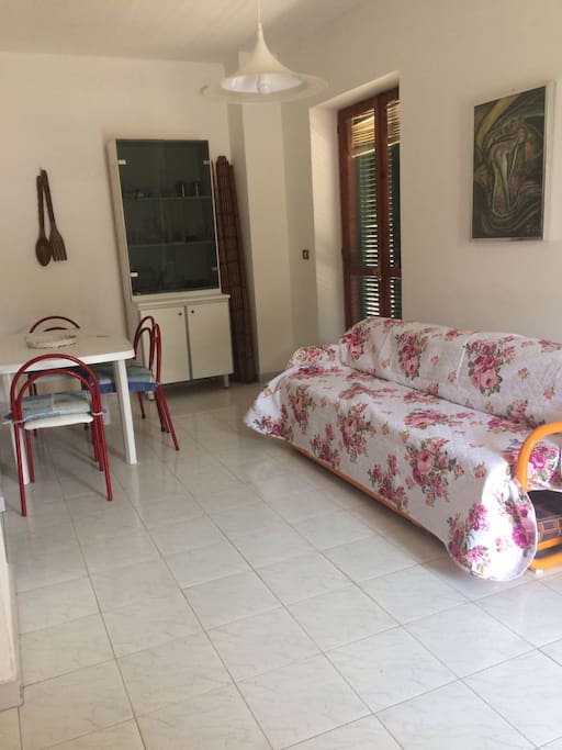 Sala con divano letto.