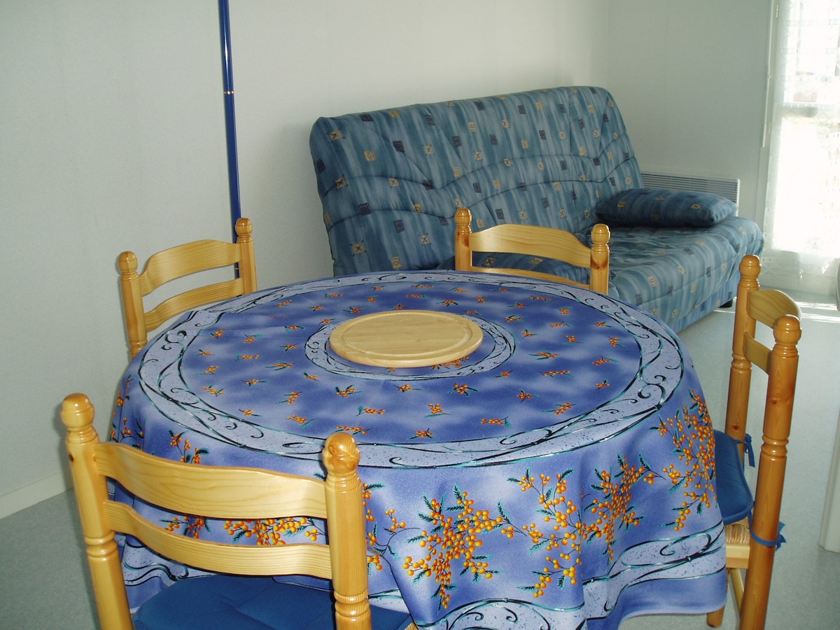 Popular Airbnb listing: Very nice 2 bedroom residence close to the harbor in Arzon