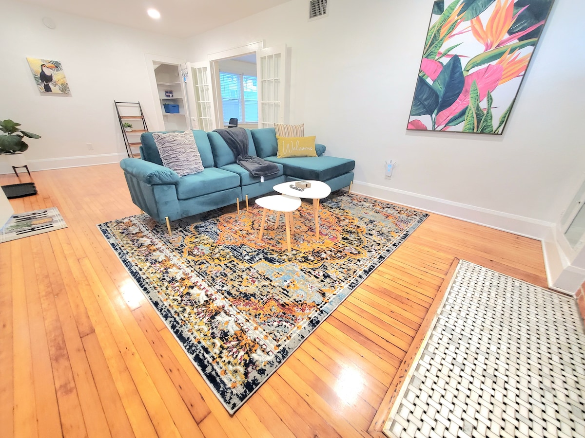Successful Airbnb property: Sleeps 13, 2 Apartments Hist Uptown walkable to DT in St. Petersburg
