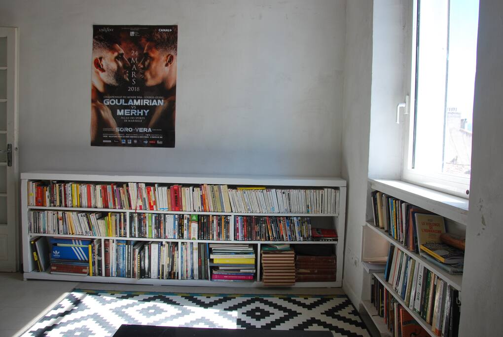 Take the sun and read / Prenez le soleil et lisez.
