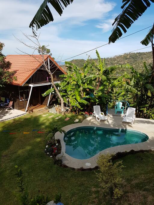 La cabaña cuenta con una pequeña piscina al frente. La música de los pajaritos le permitirá relajarse