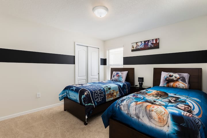 חדר שינה עם 2 מיטות זוגיות/מיטות יחיד