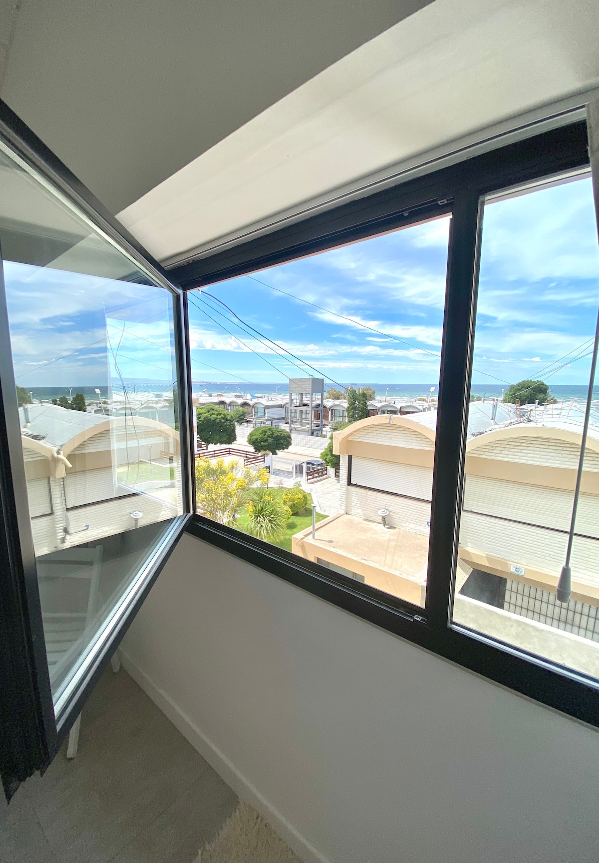 Поглед кон океанот од главната спална соба.