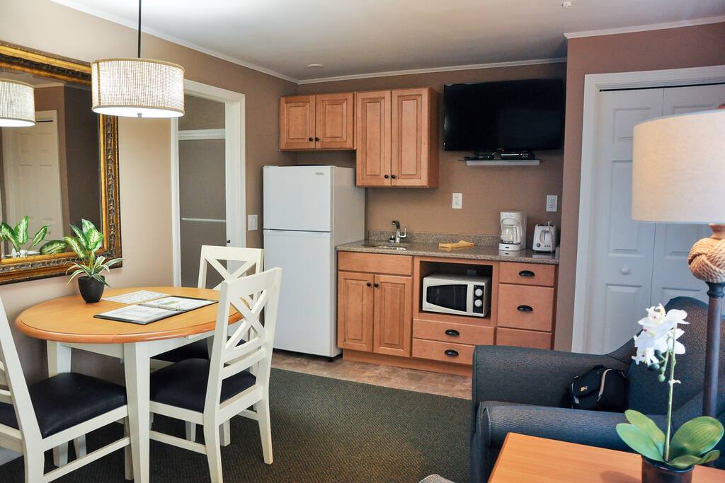 Kitchen w/ TV, microwave, toaster, dinning set for 4