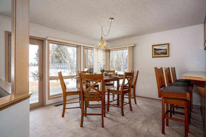 Aspen Brook – Immaculate home with mountain views. gallery image 4