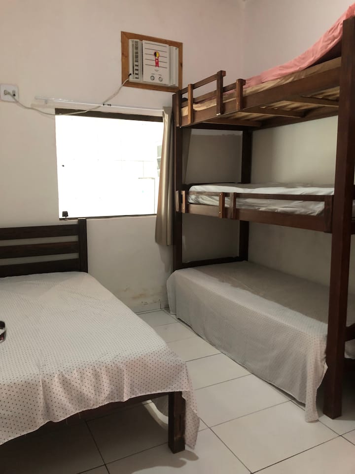 Მეორე საძინებელი, ტრელი, ერთადგილიანი საწოლი, გარდერობი, კონდიციონერი, ფანჯარა უშუქო ფარდით.