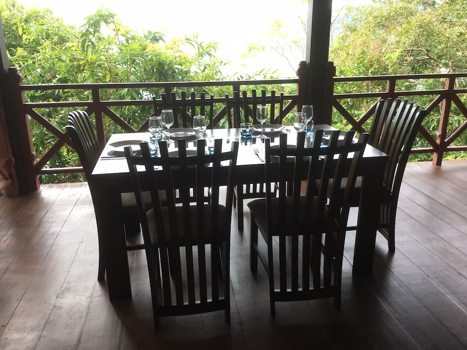 Dining to the sound of the waves on the shore