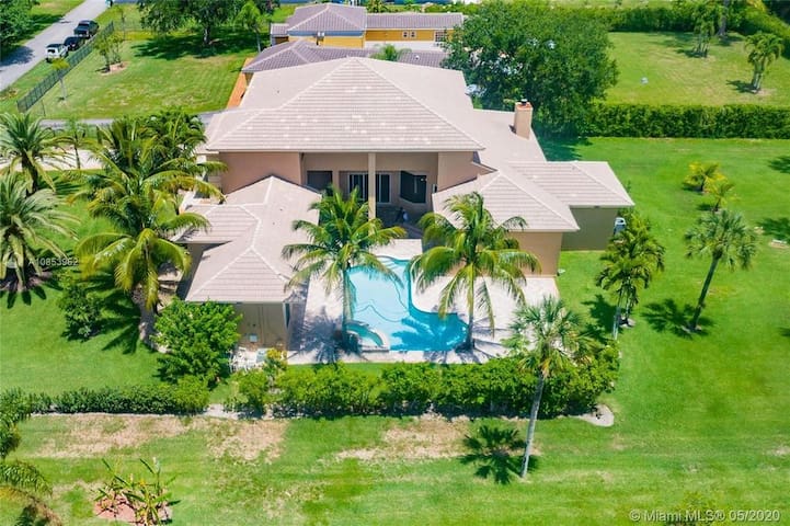 Luxurious Parkland Mansion w/ Private Guest House gallery image 4