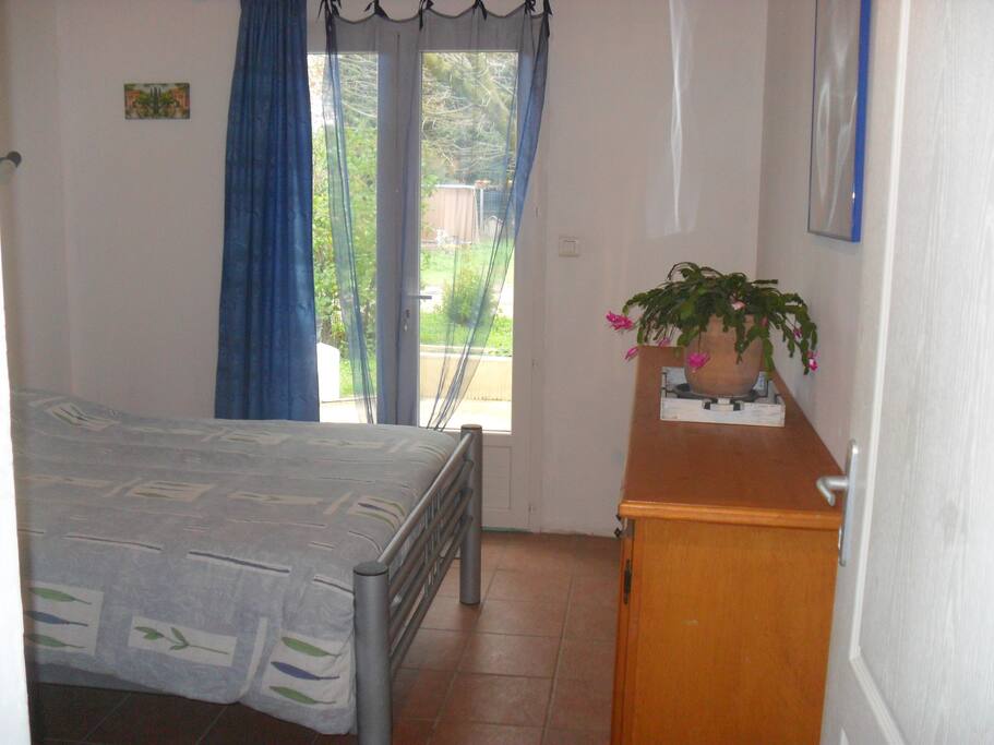 chambre privée donnant sur la terrasse