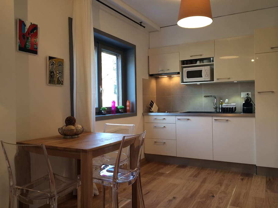 Entièrement rénové avec un beau parquet et des couleurs tendres pour le coin à manger.