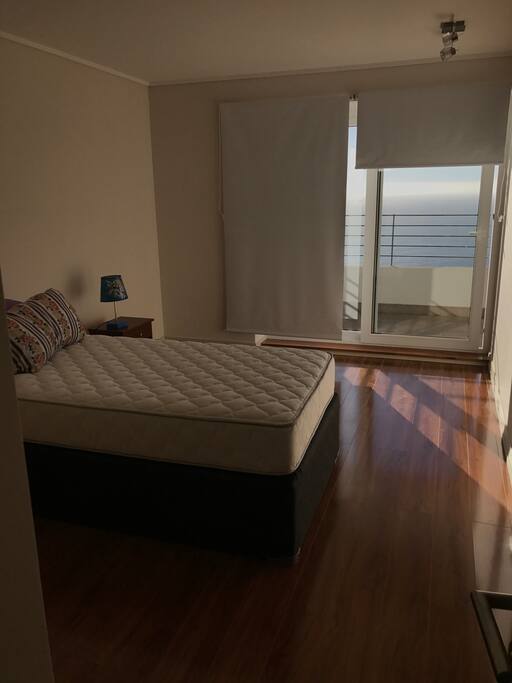 Habitacion1 con cama nido, vista al mar, tiene closet.