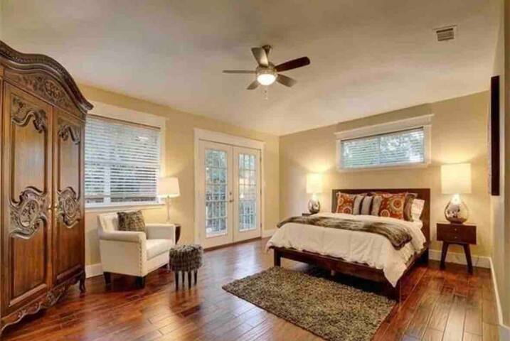 Bachelor Party HQ, pickleball/golf, 16 beds. DT gallery image 5