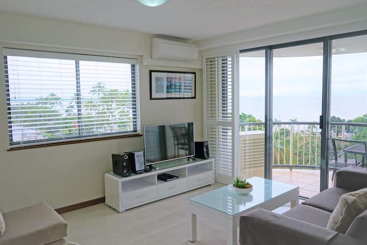 Salón con vistas al mar de coral.  Spot Green está en el horizonte en un día despejado.
televisión wifi y sistema de sonido de calidad