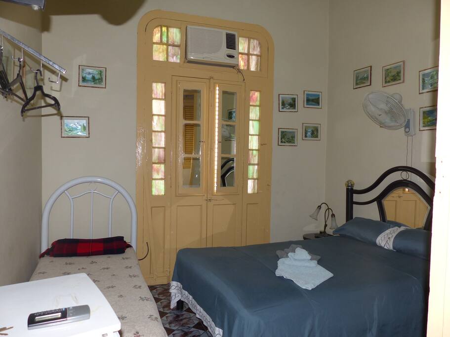2 camas en habitación con balcón