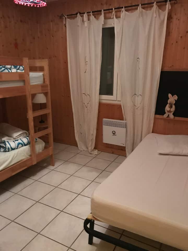 Chambre 1 lit superposé et un lit en 90