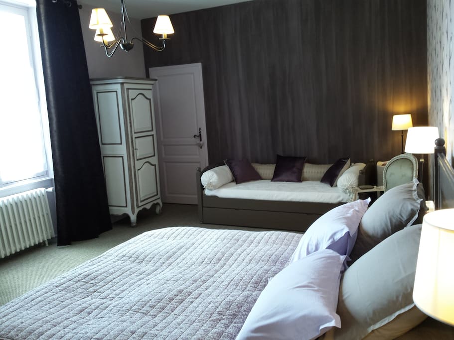 chambre Adélaïde, de 2 à 4 personnes (avec lits gigogne 2 x 80 cm), donnant sur la cour intérieure
