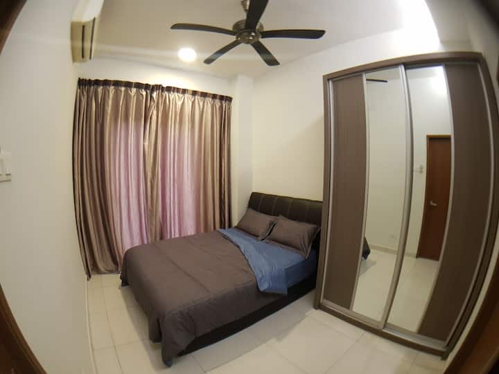 ห้องนอนใหญ่ - เตียงควีนไซส์