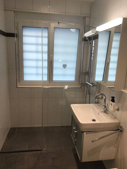 Badezimmer (inkl. Waschmaschine & Trockner)