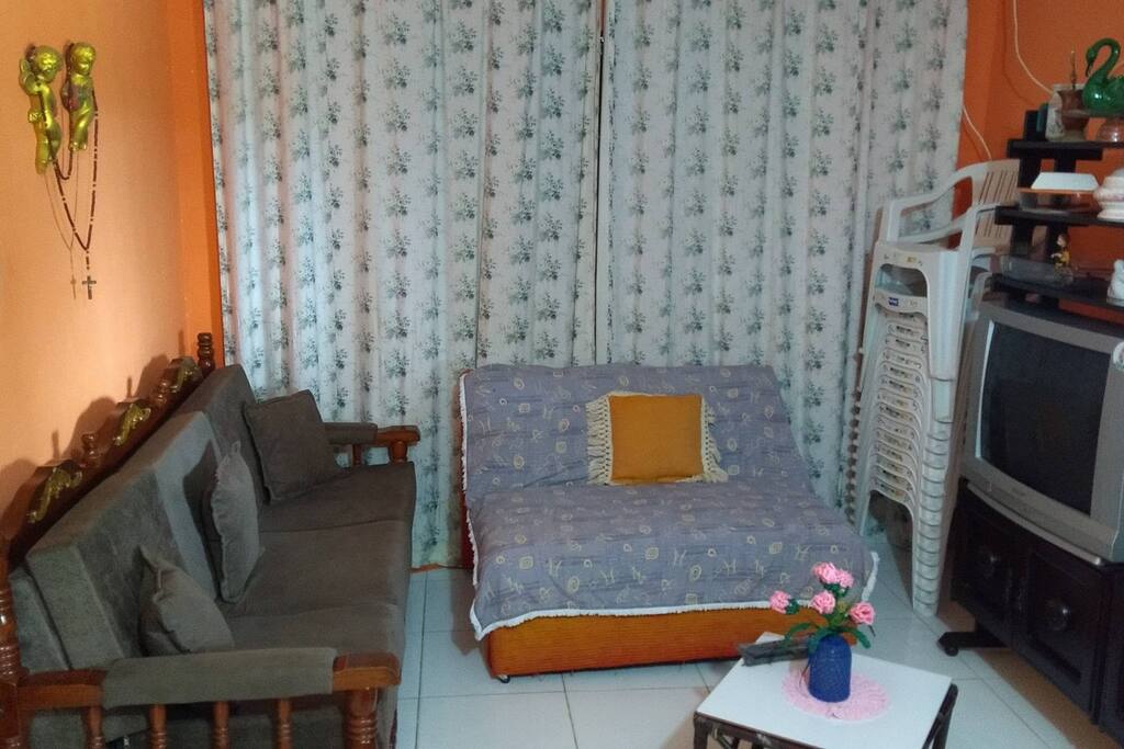sala com bicama e sofá cama