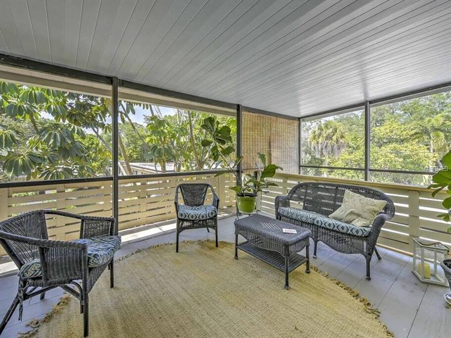 2nd story lanai feel like you're floating on top of the palms. Plenty of seating