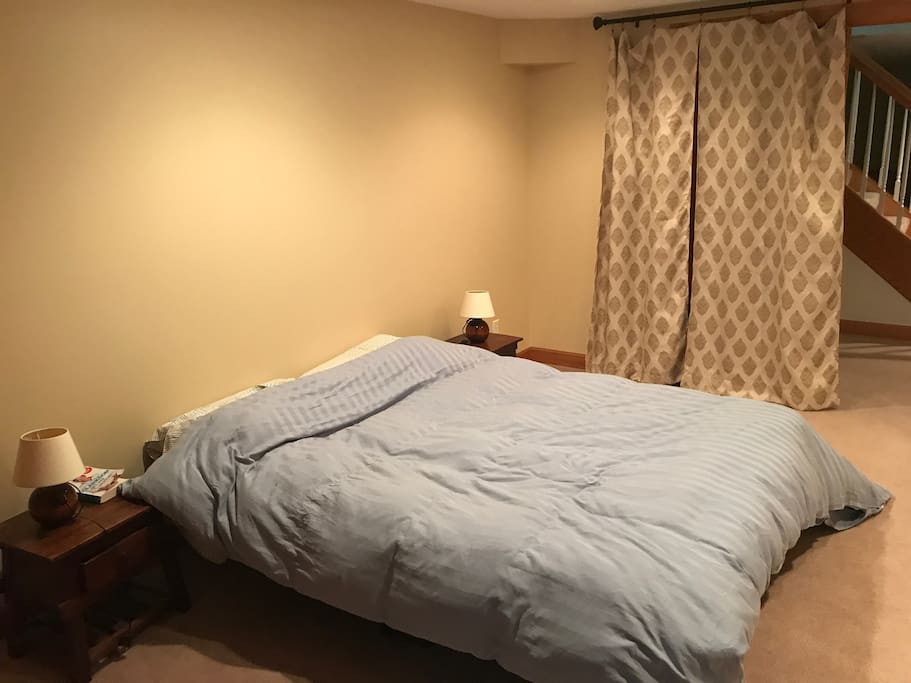 basement bedroom, queen/2 twins