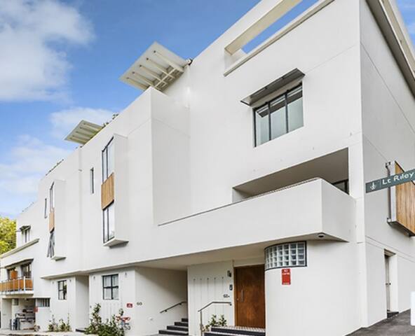 Luxury 3 Bedroom Apartment in Prime location