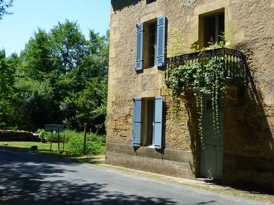 La maison périgordine, pierres jaunes et volets bleus