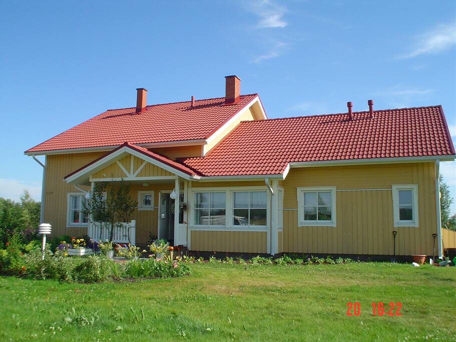 Spacy, stylish, beautiful countryside surrounding by the Kemi river with a big garden.