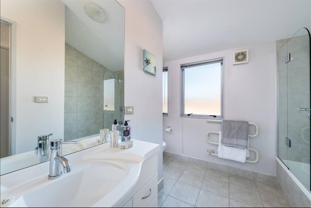 Common bathroom for rm1 &room2