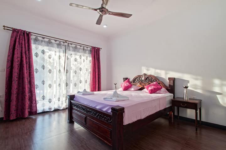 Lujosa villa de 9BHK con piscina privada y habitación para niños