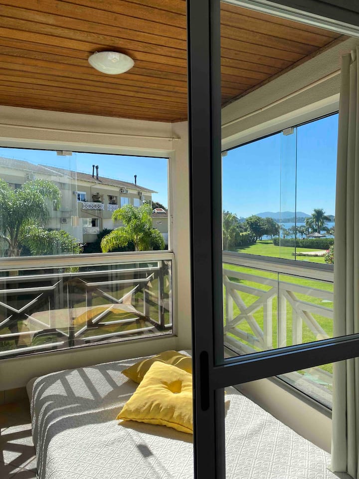 Roshani iliyo na kufungwa kwa kioo na kuzima umeme hutumika kama bweni bora la watoto, kiyoyozi cha chumba kinahudumia chumba hiki na vizuizi vilivyo wazi. 