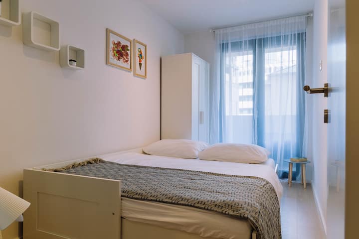 °druhá spálňa (8,2 m2) s inteligentnou rozkladacou posteľou, ide o dvojposteľ (200 cm x 160 cm), šatníkovú skriňu, elektrické zatemňovacie žalúzie