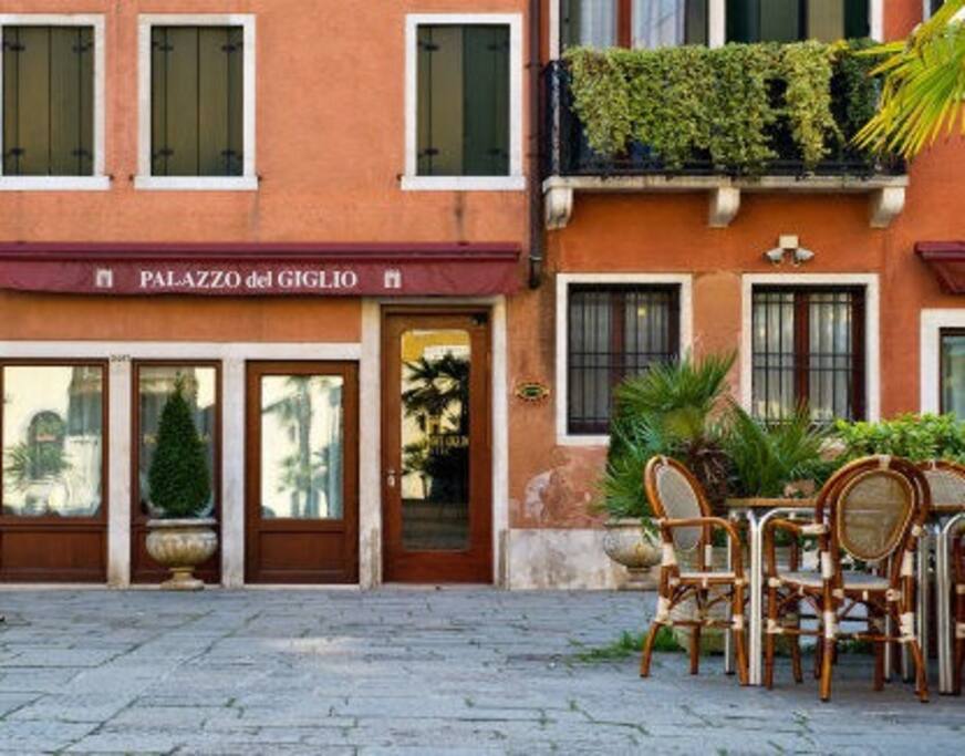 L'ingresso - The entrance