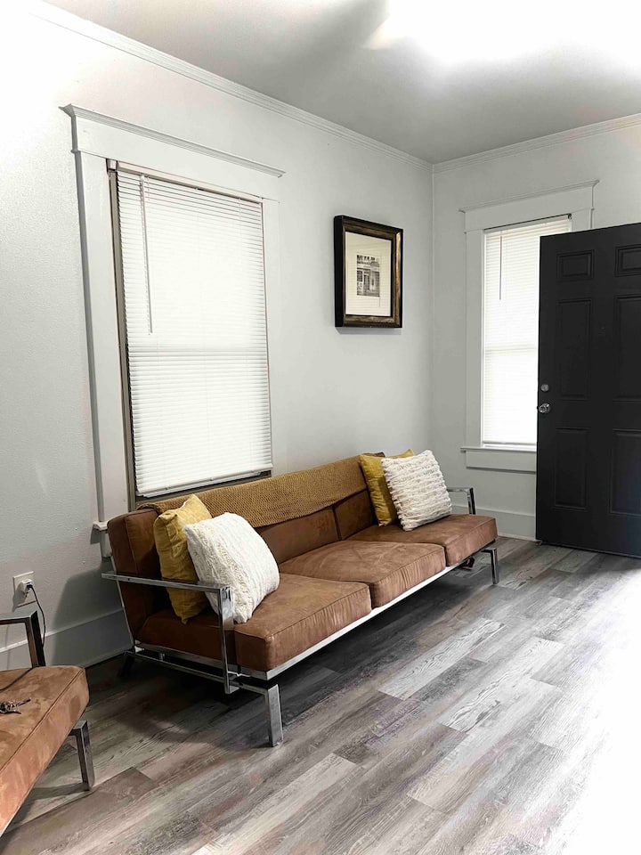 Suite 1 | Near Downtown | Fast Wifi | Parking - Pueblo, CO