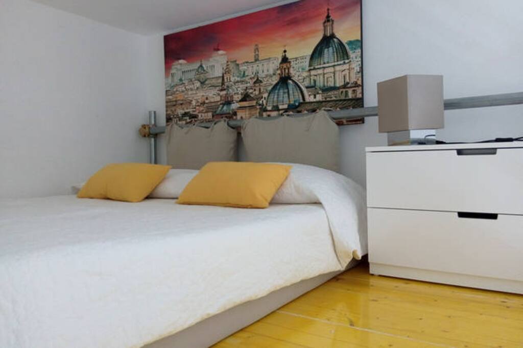 letto matrimoniale sul soppalco del soggiorno