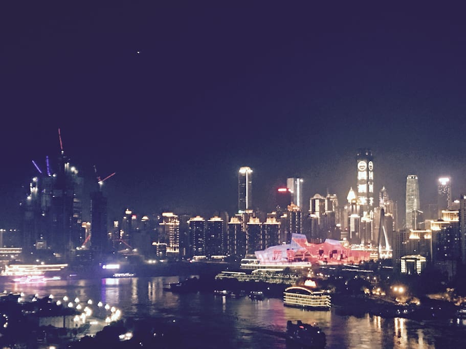 小区旁朝天门大桥上的夜景