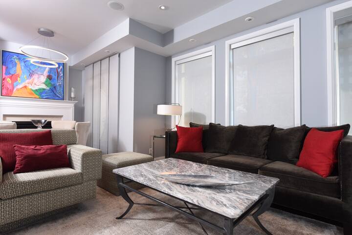 Deluxe Yorkville Townhouse gallery image 4