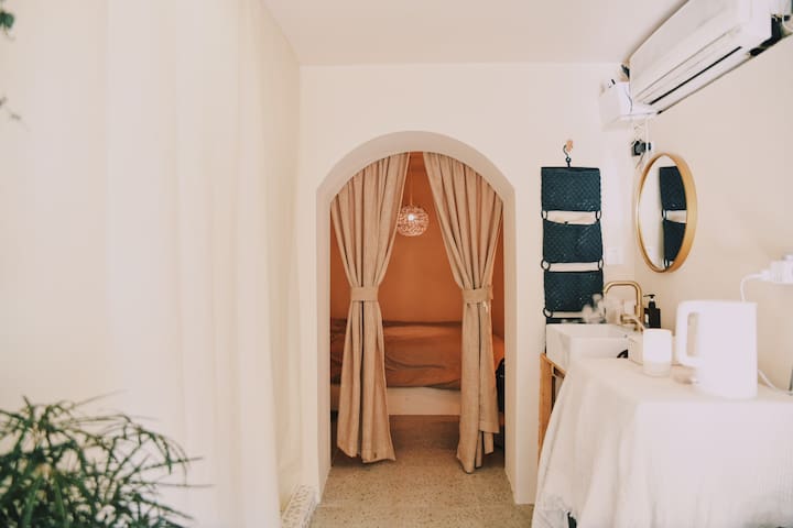 「卿山小筑」大隐于市；2分钟走到1/10/12号线、淮海路；1站到南京西，2站到外滩；梧桐树下老上海