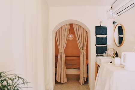 「卿山小筑」大隐于市；2分钟走到1/10/12号线、淮海路；1站到南京西，2站到外滩；梧桐树下老上海