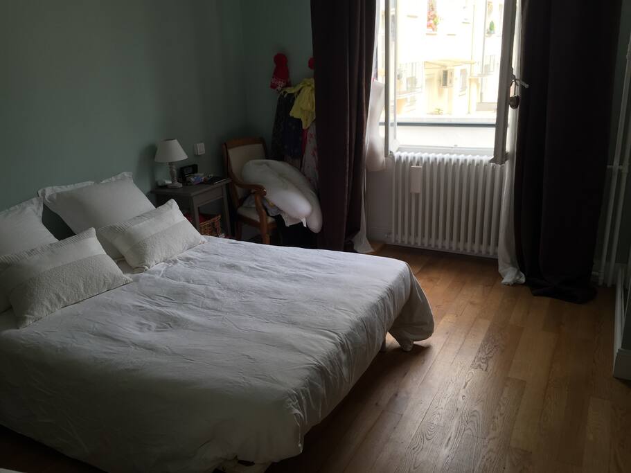 Chambre avec lit double
