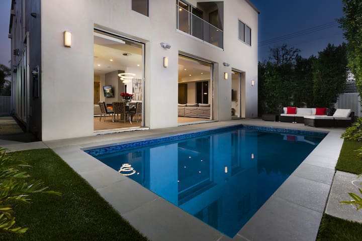 Modern Weho Luxury Stunning High Ceiling + Rooftop