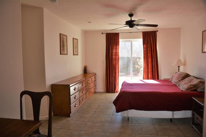 master bedroom, master bed, king bed can be converted into two twin beds