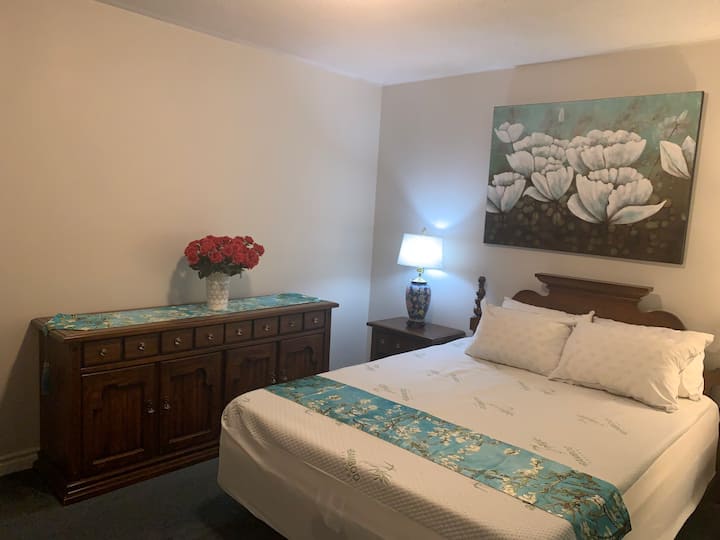 位于上层的湖景主卧。 