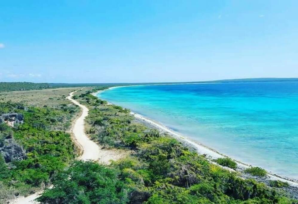 Vista desde lo alto de la playa Bahía de las Águilas.