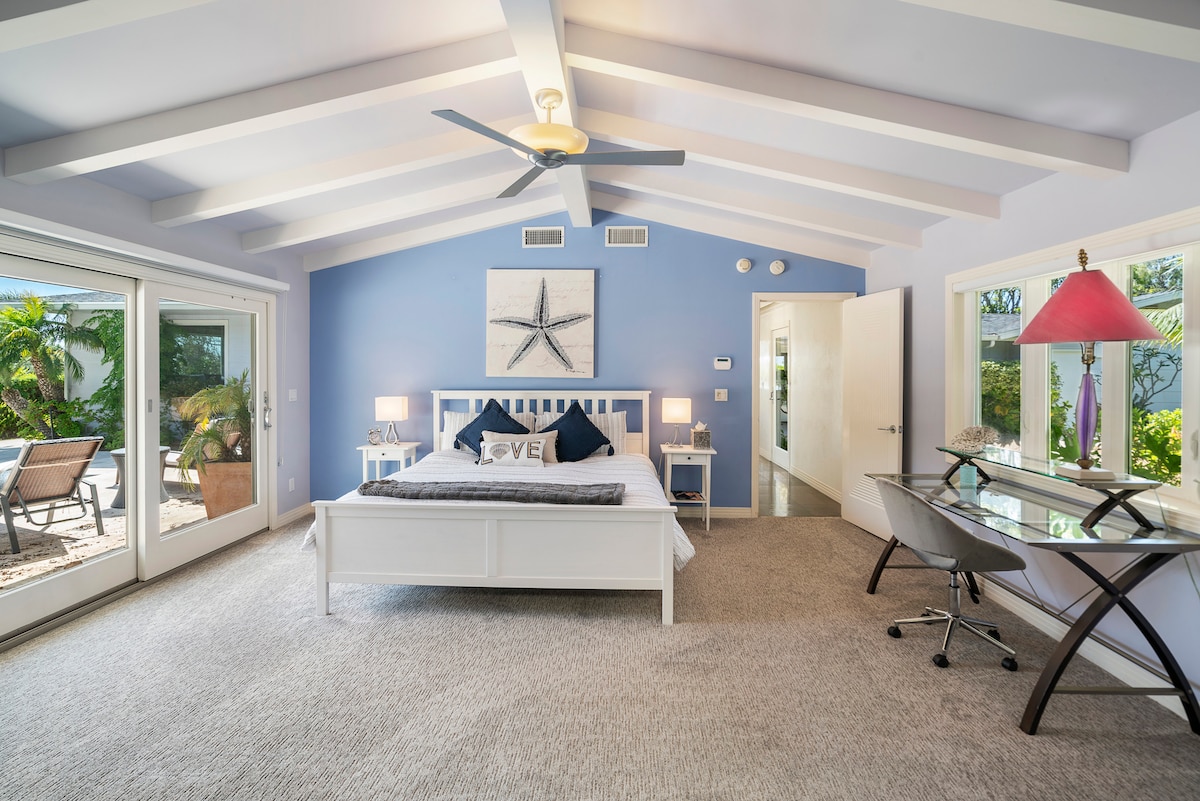 חדר השינה הראשי נפתח לבריכה.