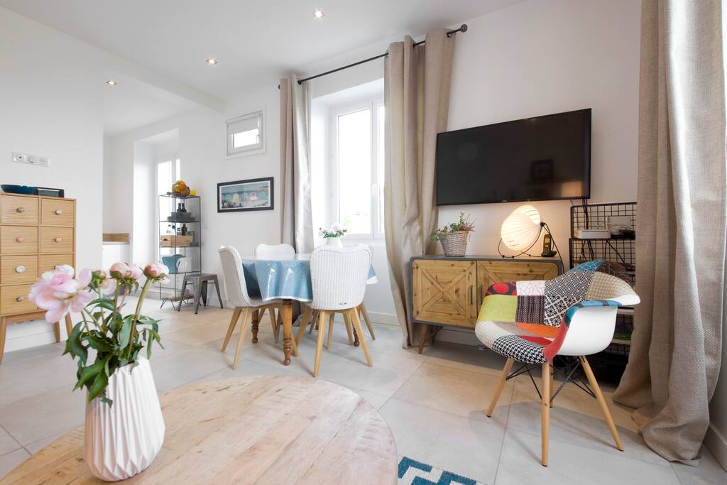 Salon et cuisine donnât sur balcon