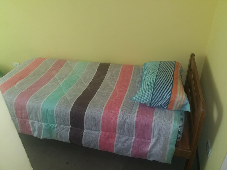 Cama de media plaza de la pieza del fondo